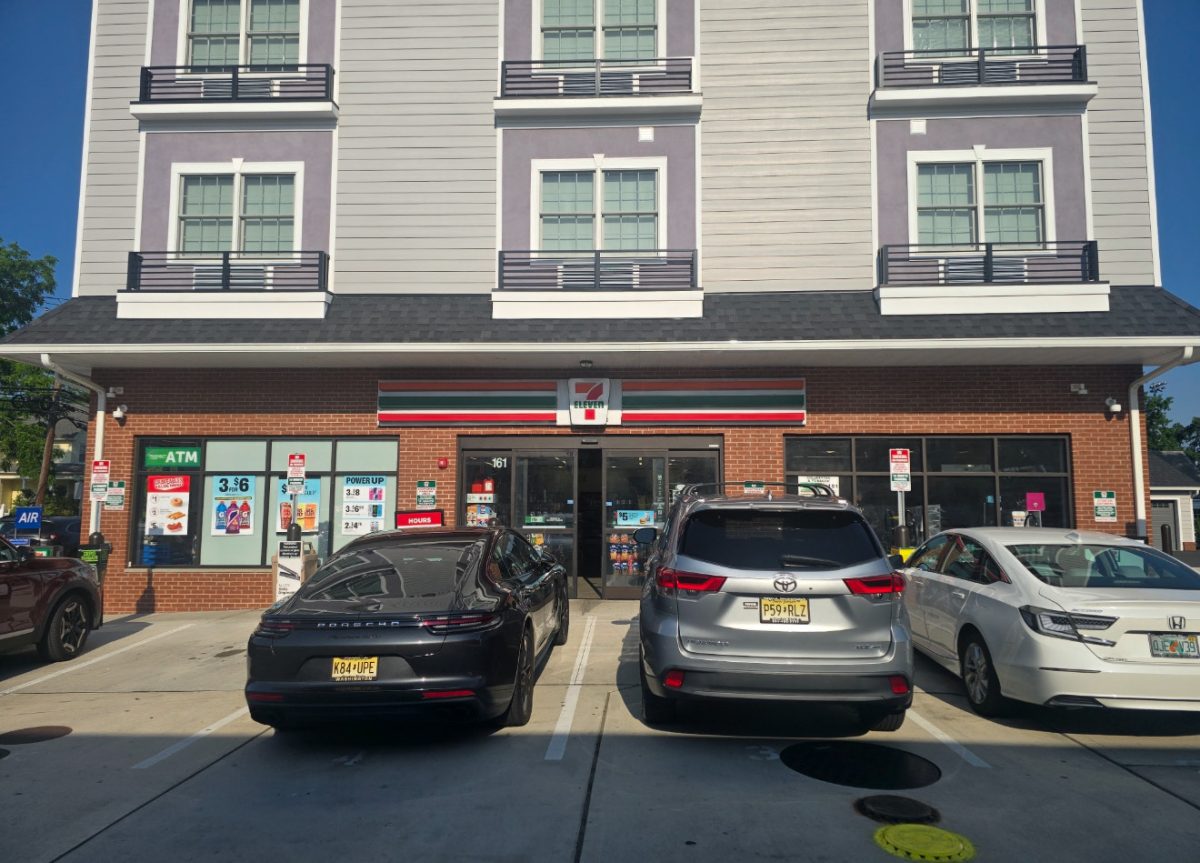(Entrance of the 7-Eleven)